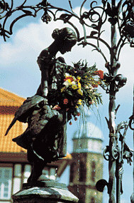 Marktbrunnen mit dem 1901 aufgestellten Gänseliesel, dem Wahrzeichen der Stadt Göttingen